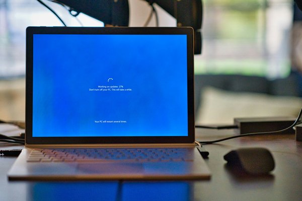 How can you configure a dual-boot system with Windows 10 and Fedora on a Lenovo ThinkPad X1 Carbon?